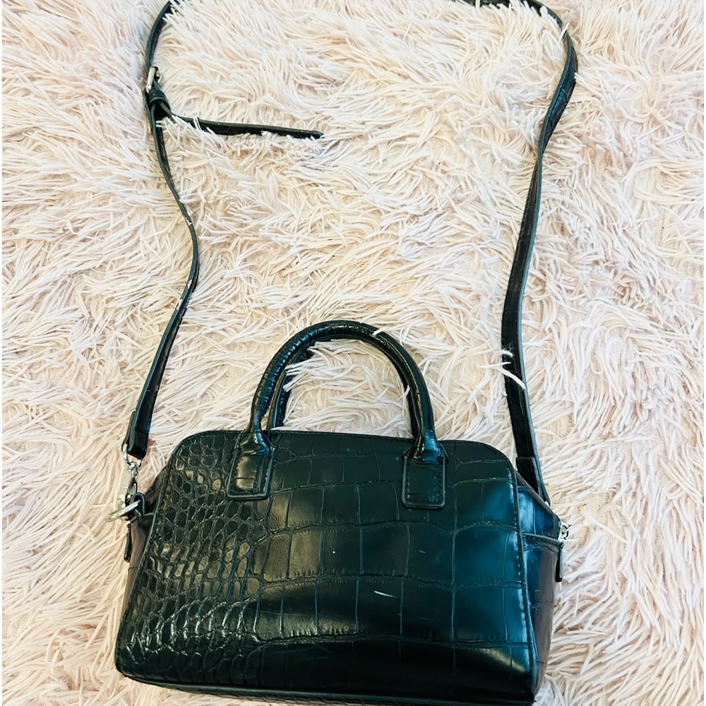 Black shoulder bag perfect for outings